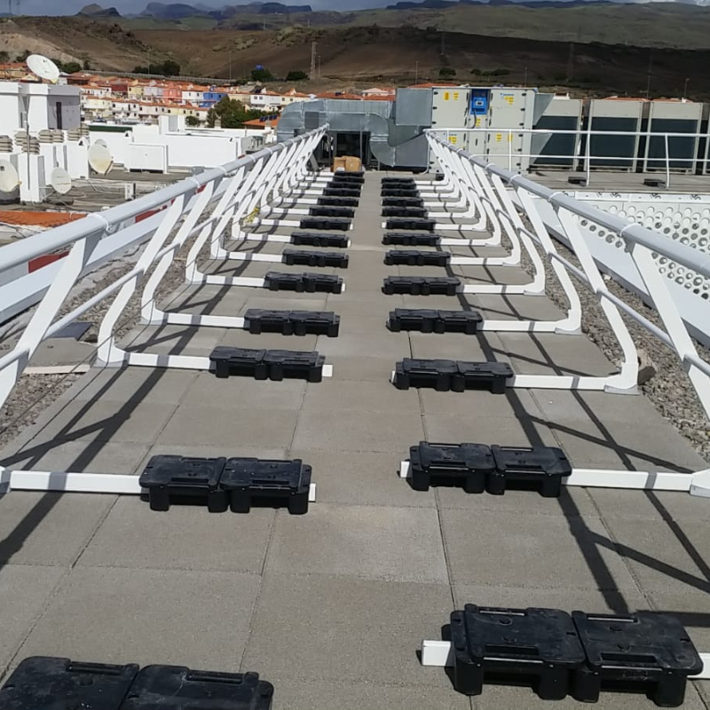 Barandillas de protección sobre la cubierta de un edificio.