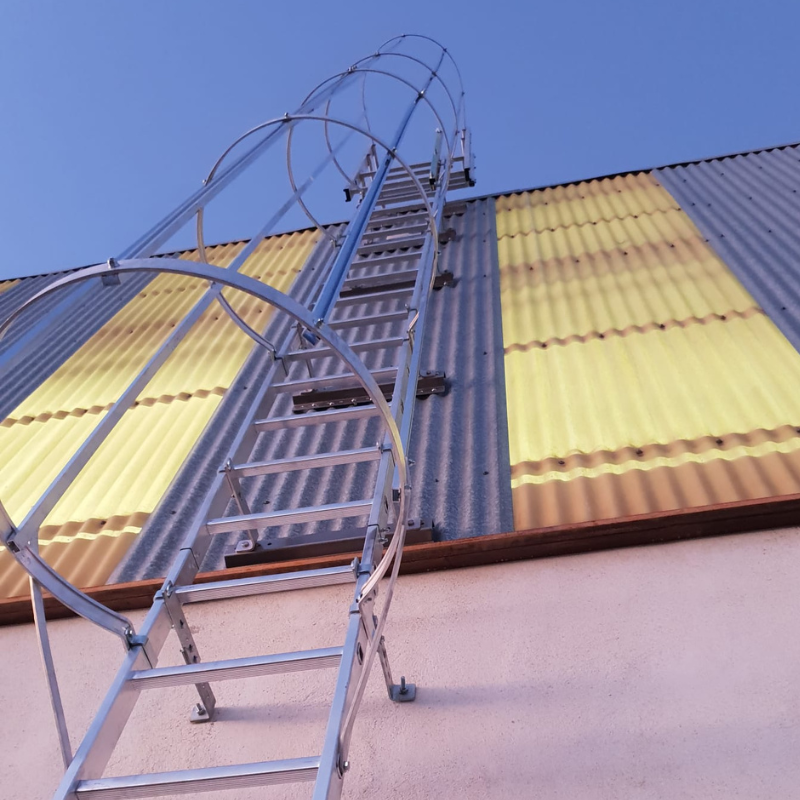 Imagen de una escalera de protección vertical, en el costado de un edificio.