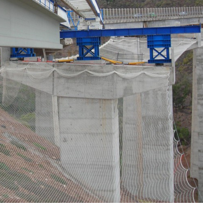 Imagen de la construcción de un puente con una red de protección bajo el.