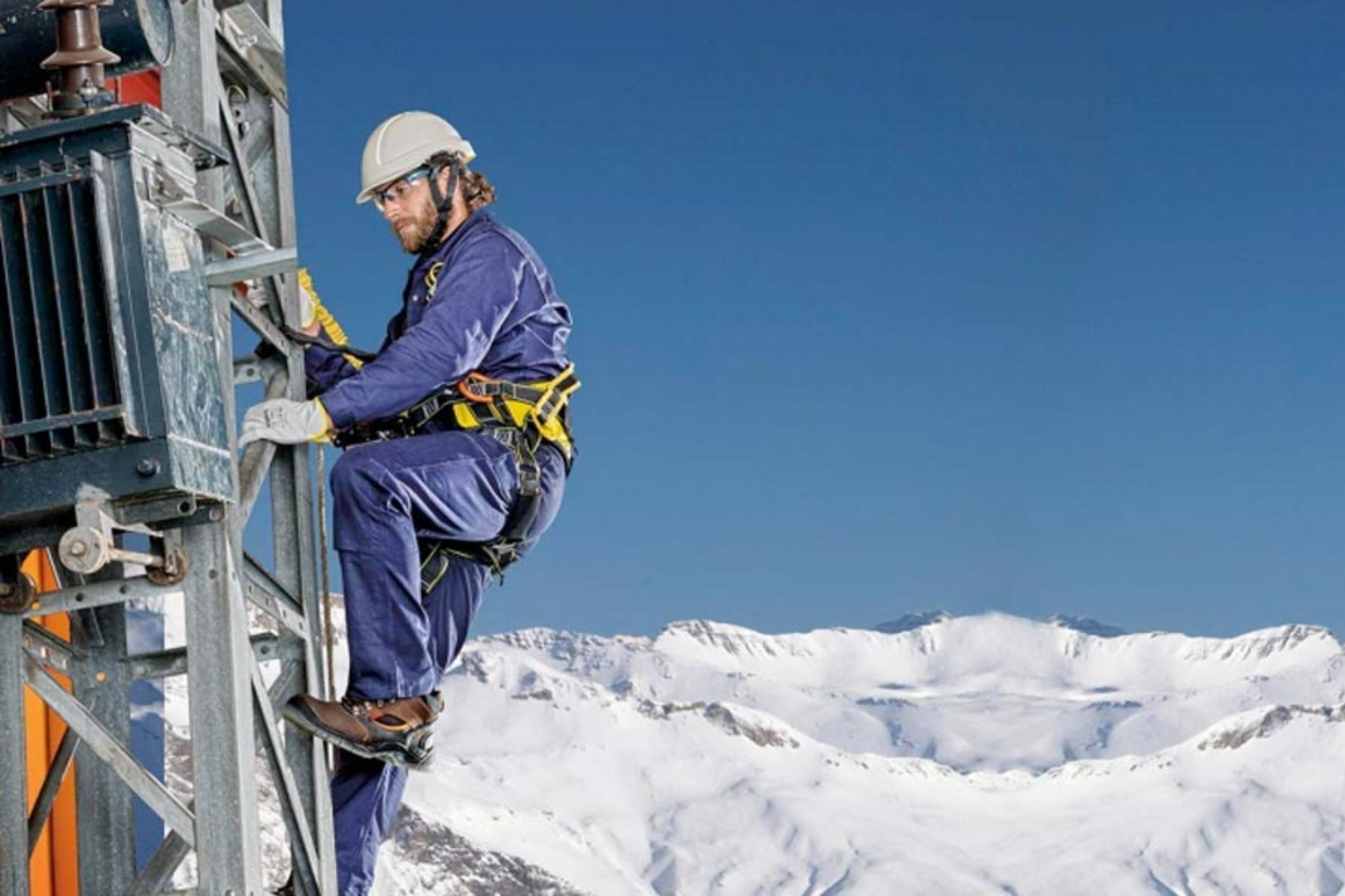 Imagen de una persona realizando trabajos en altura sobre una torre metálica.