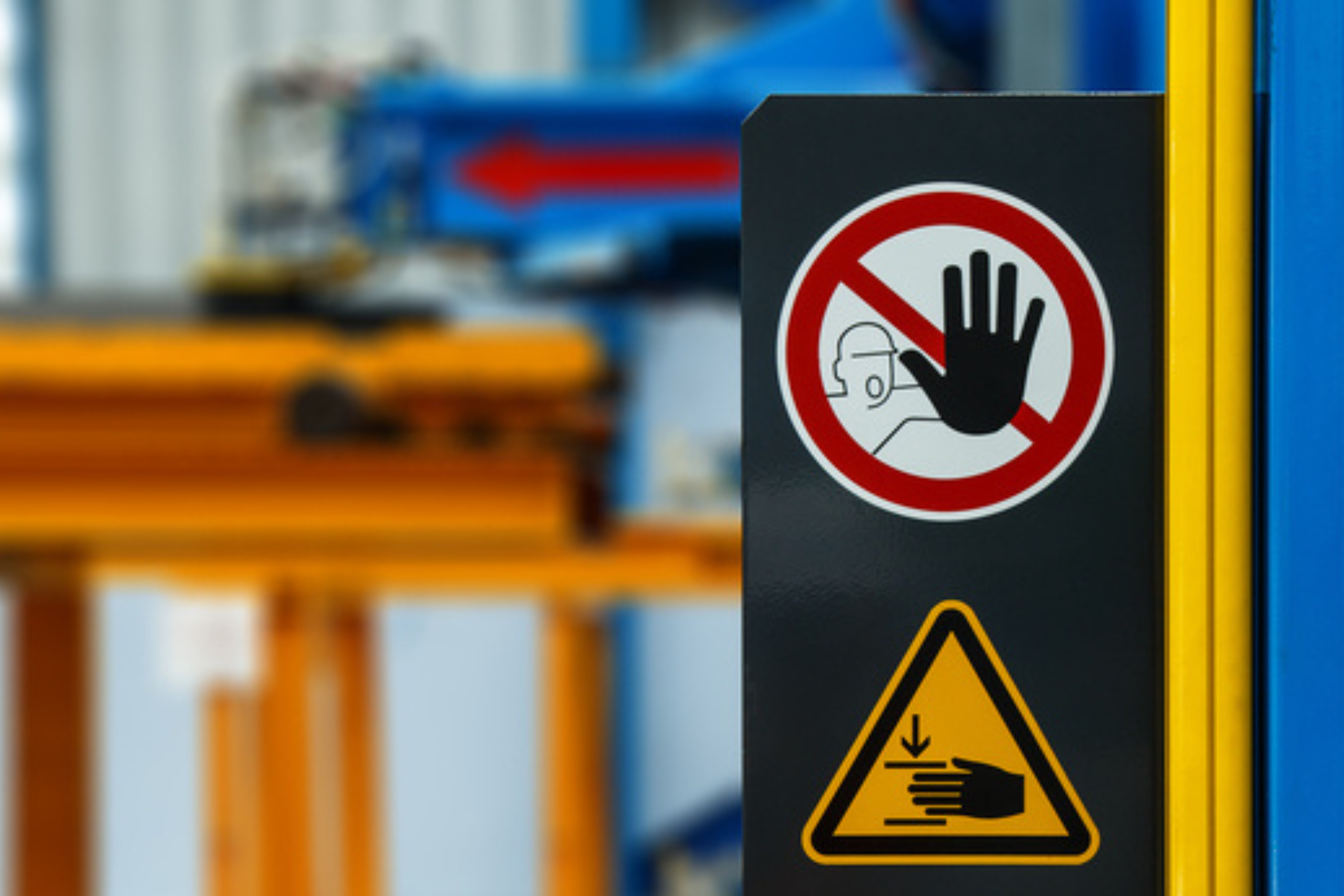 Imagen de una señal de "No pasar - Riesgo de aplastamiento de manos".