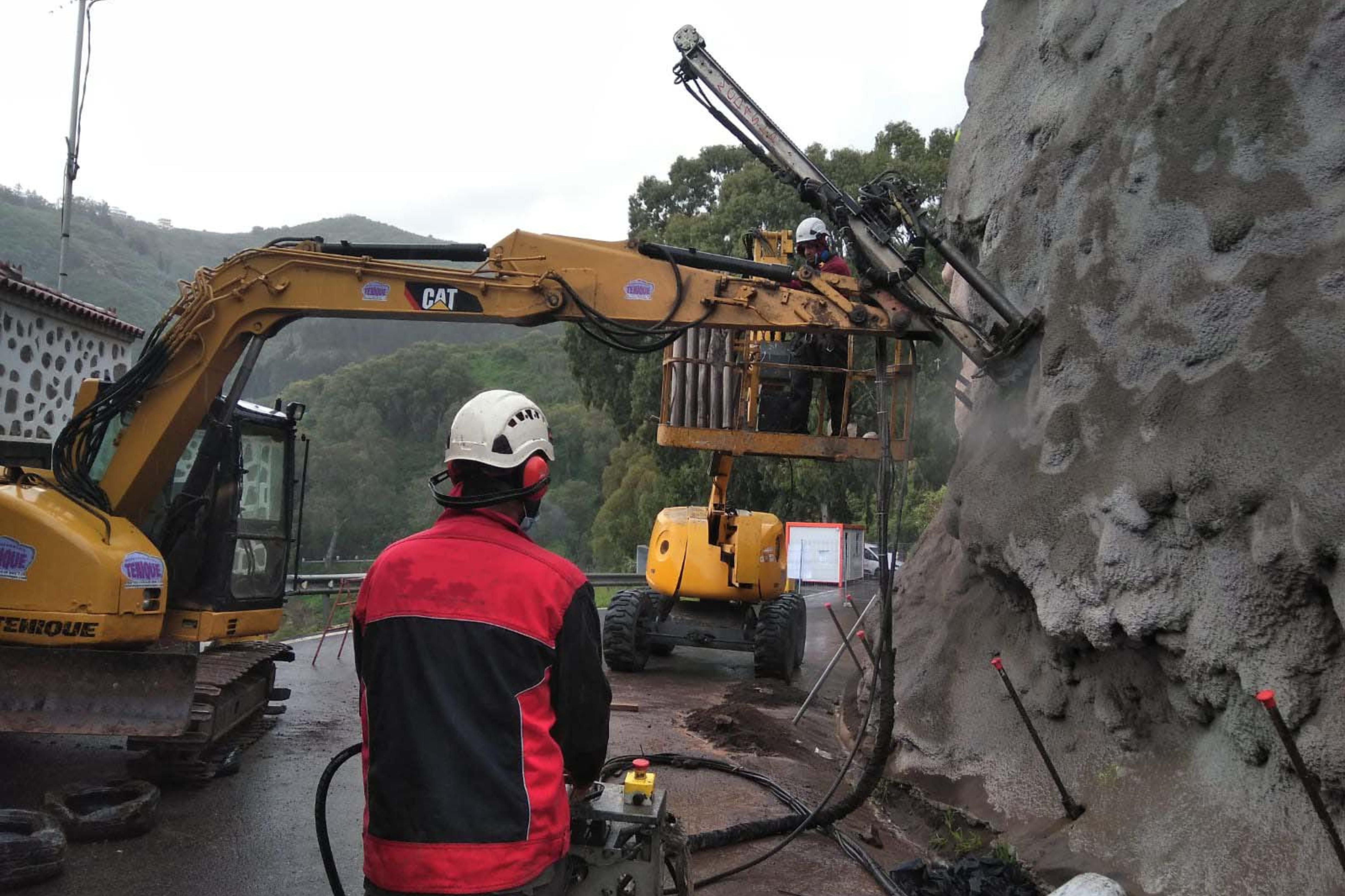 Imagen de dos personas manejando equipos de trabajo.