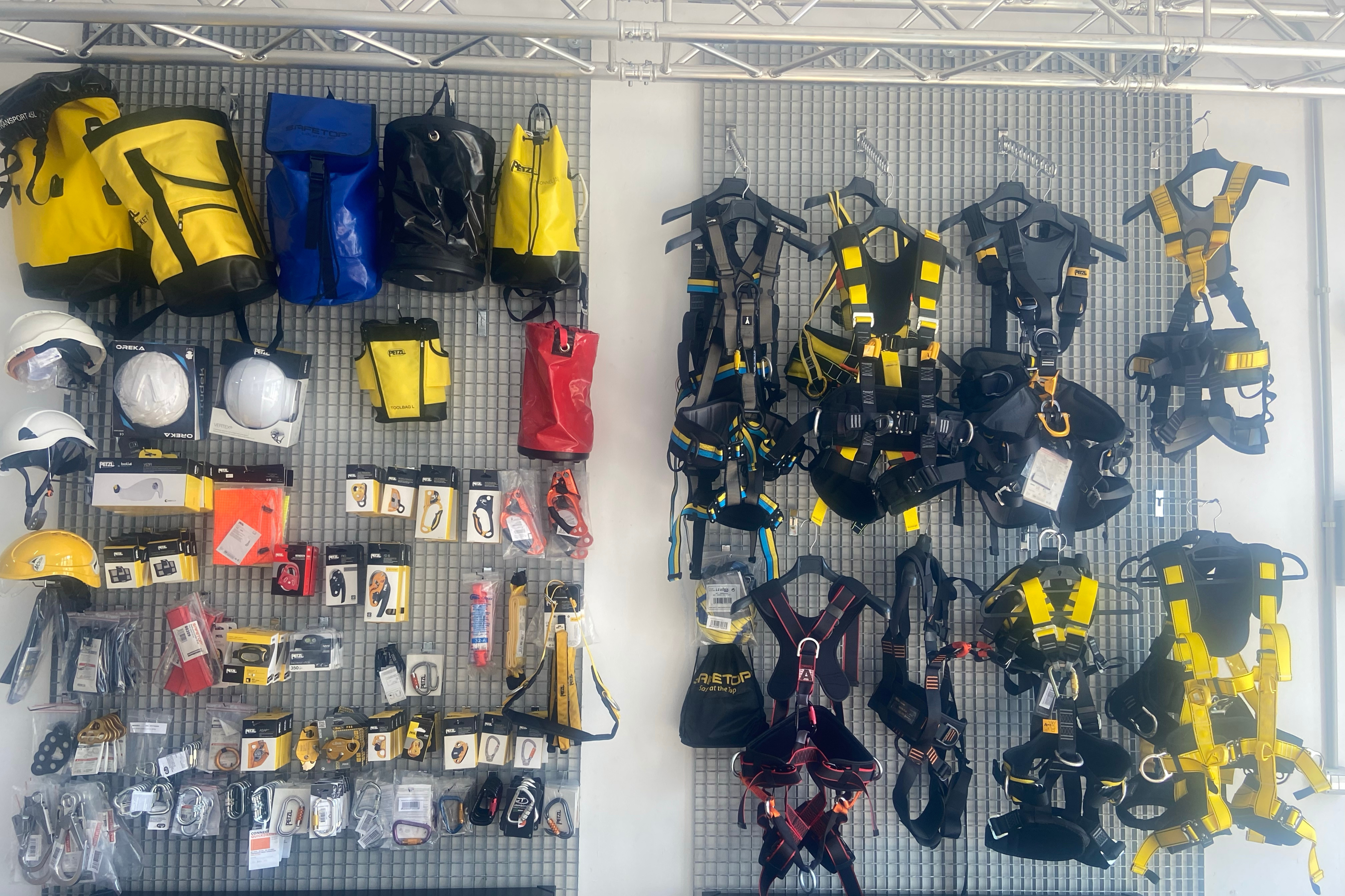 Imagen de distintos equipos de protección individual expuestos en una tienda.