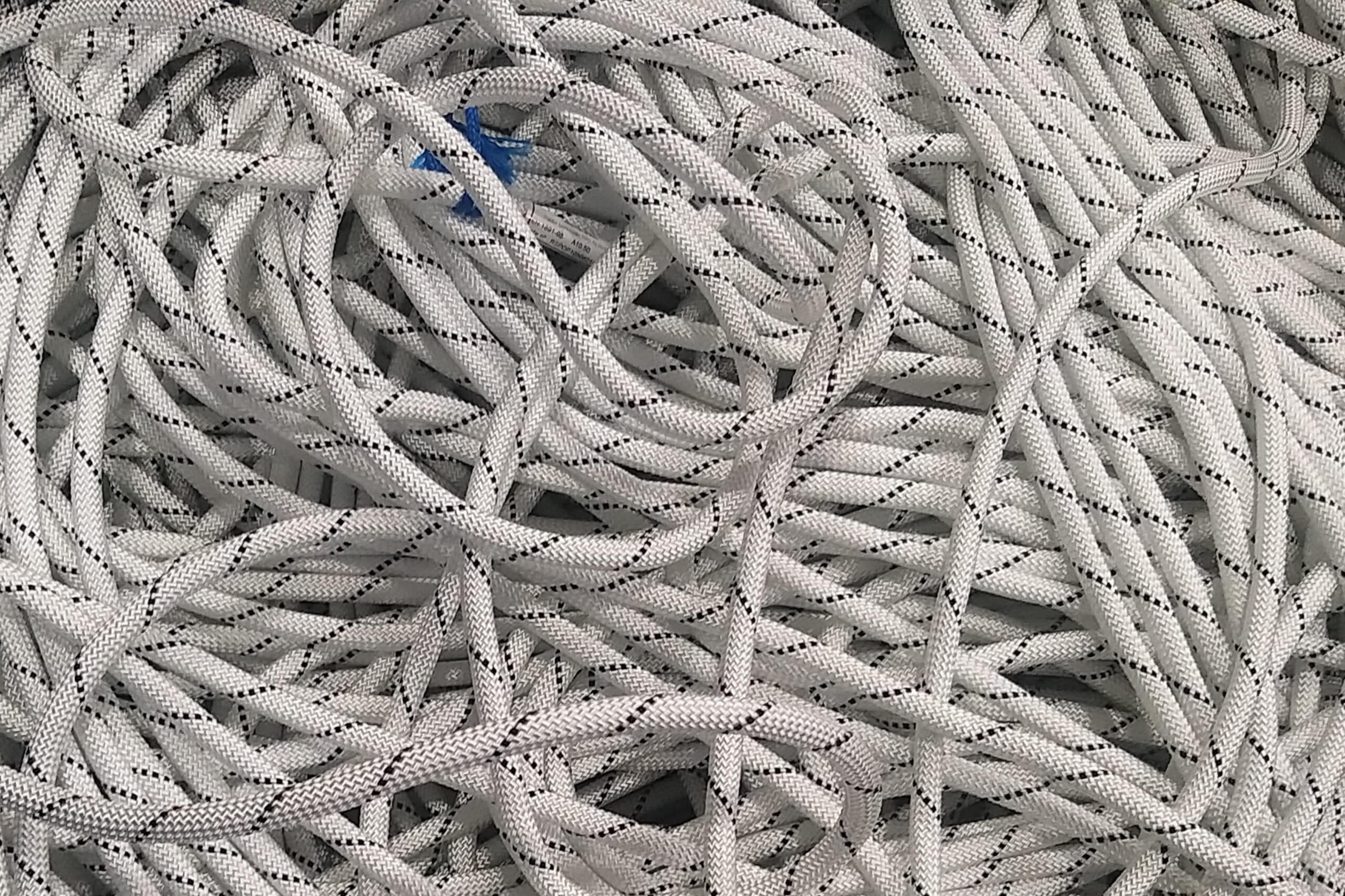 Imagen de unas cuerdas de seguridad enredadas.