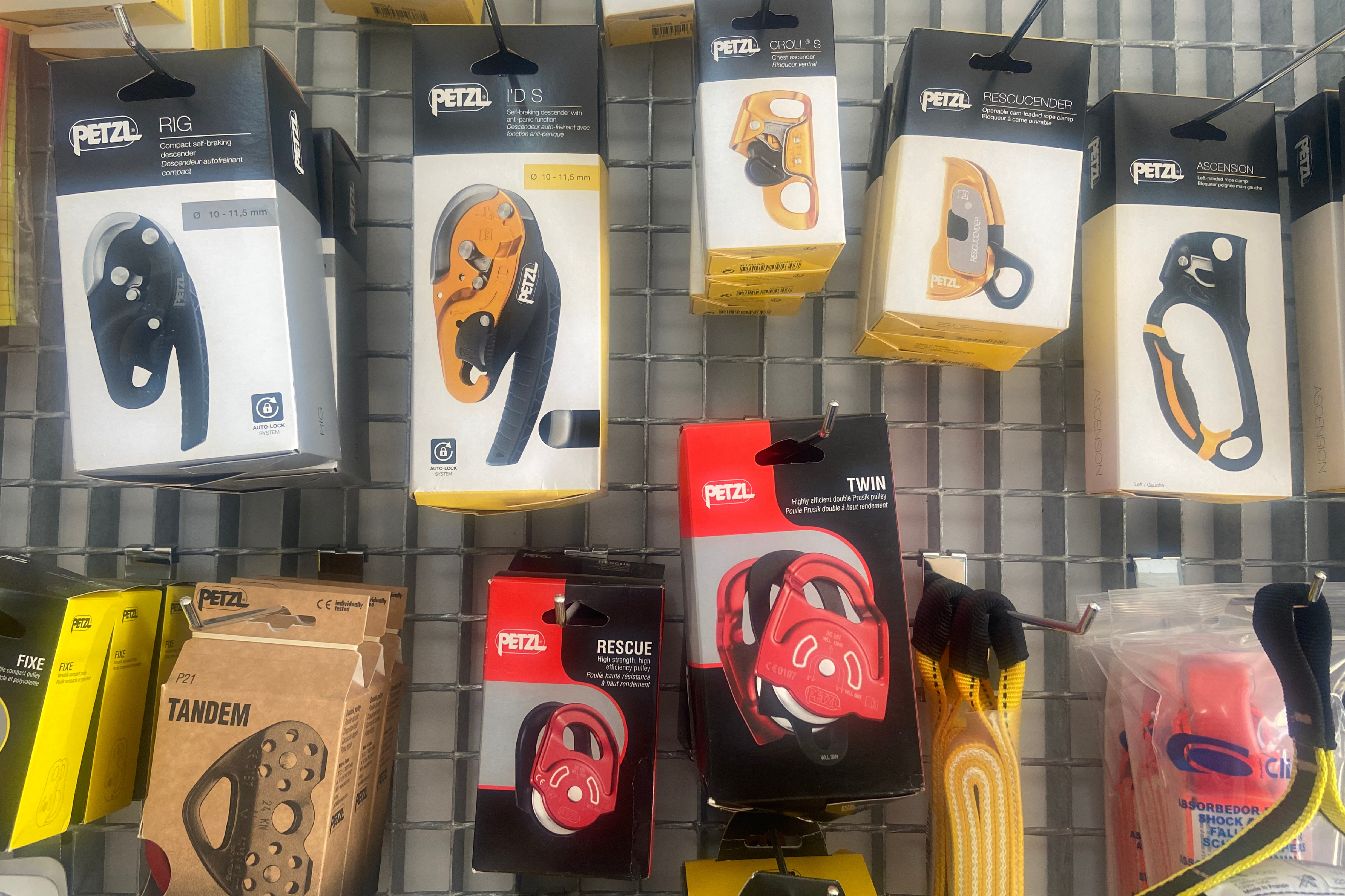 Una exhibición de diferentes artículos para trabajos verticales en una tienda.