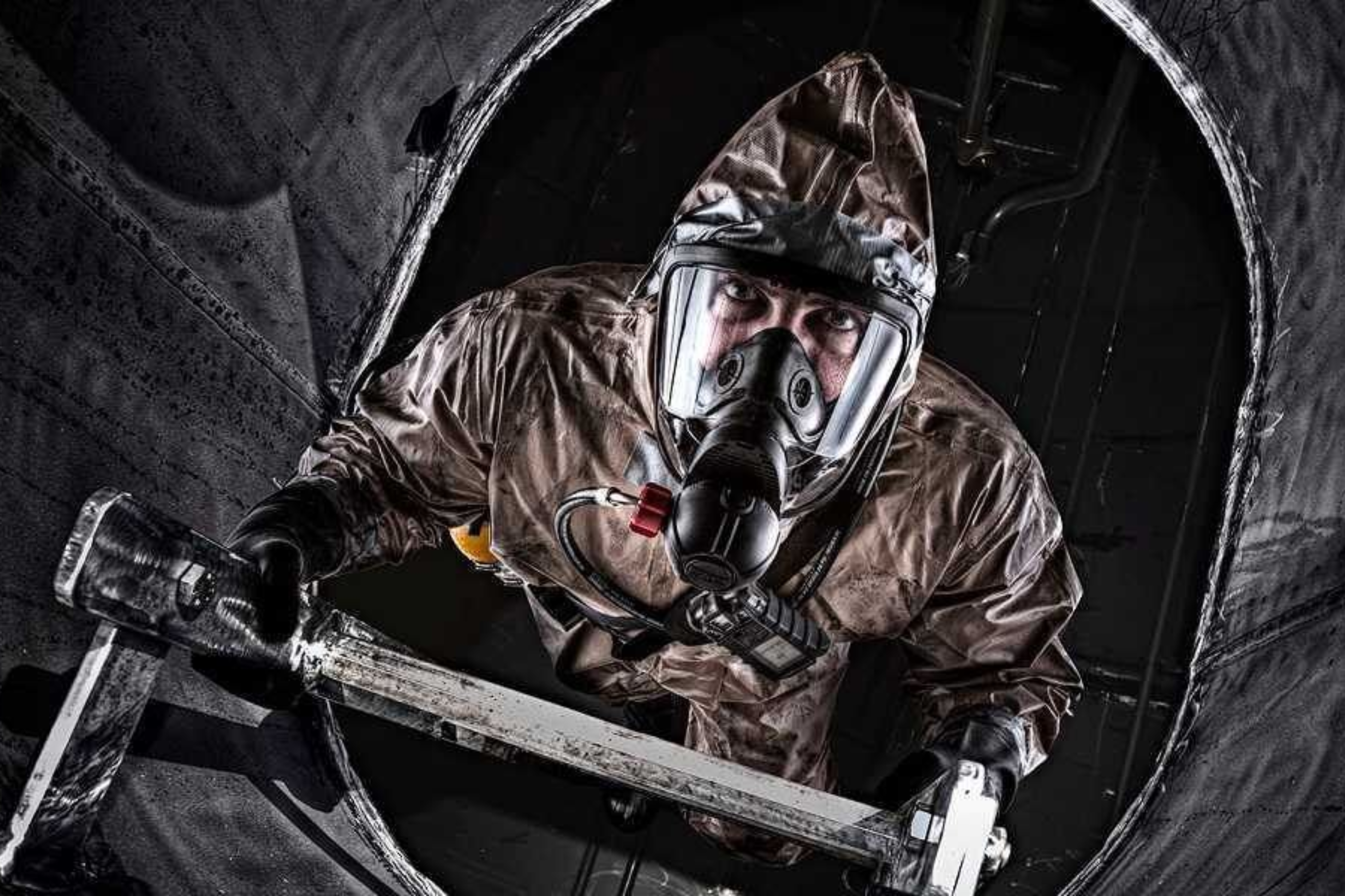 Plano cenital de una persona en un espacio confinado con una máscara de protección respiratoria.