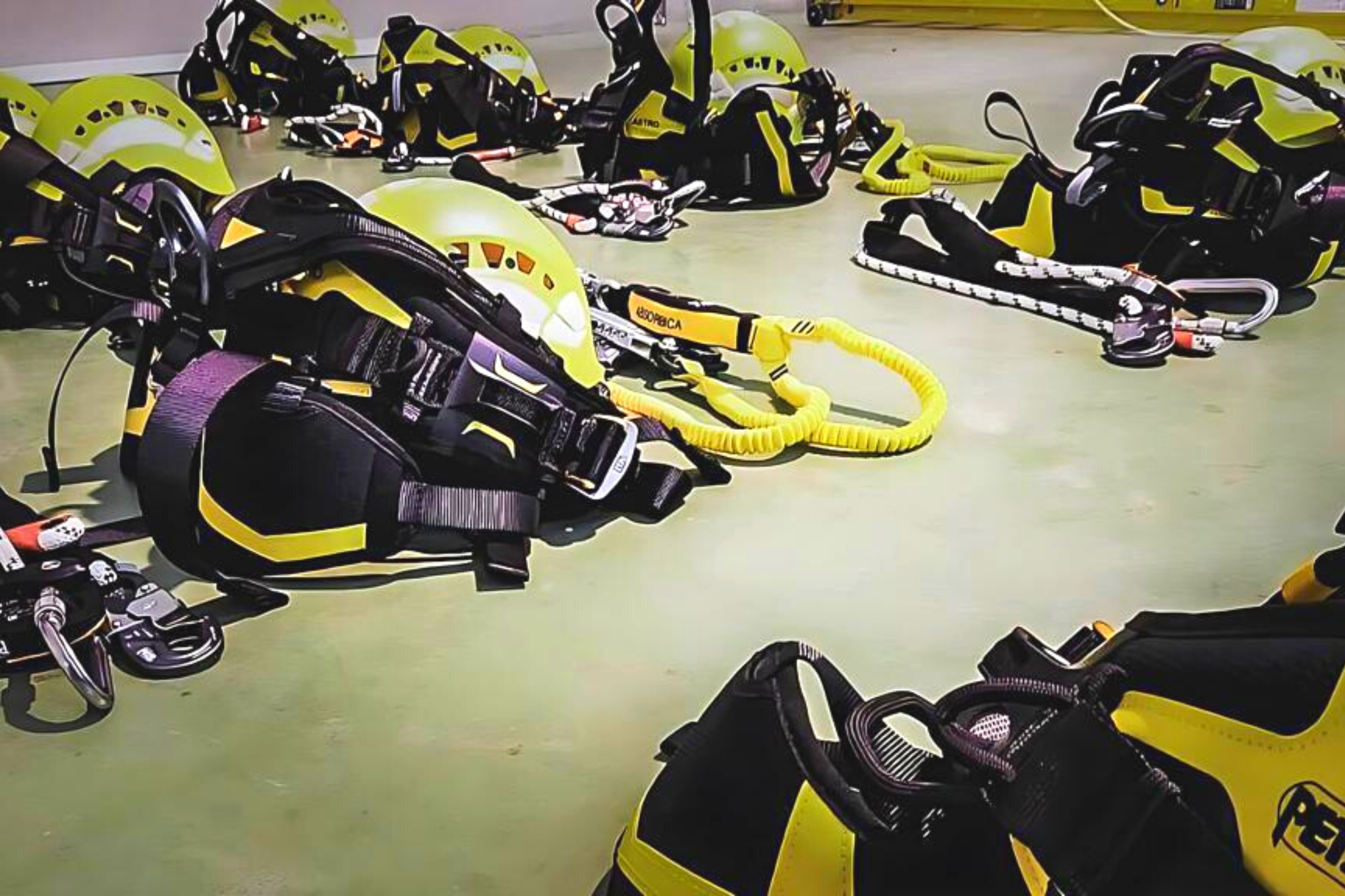 Imagen de EPIs separados por grupos para pasar una revisión.