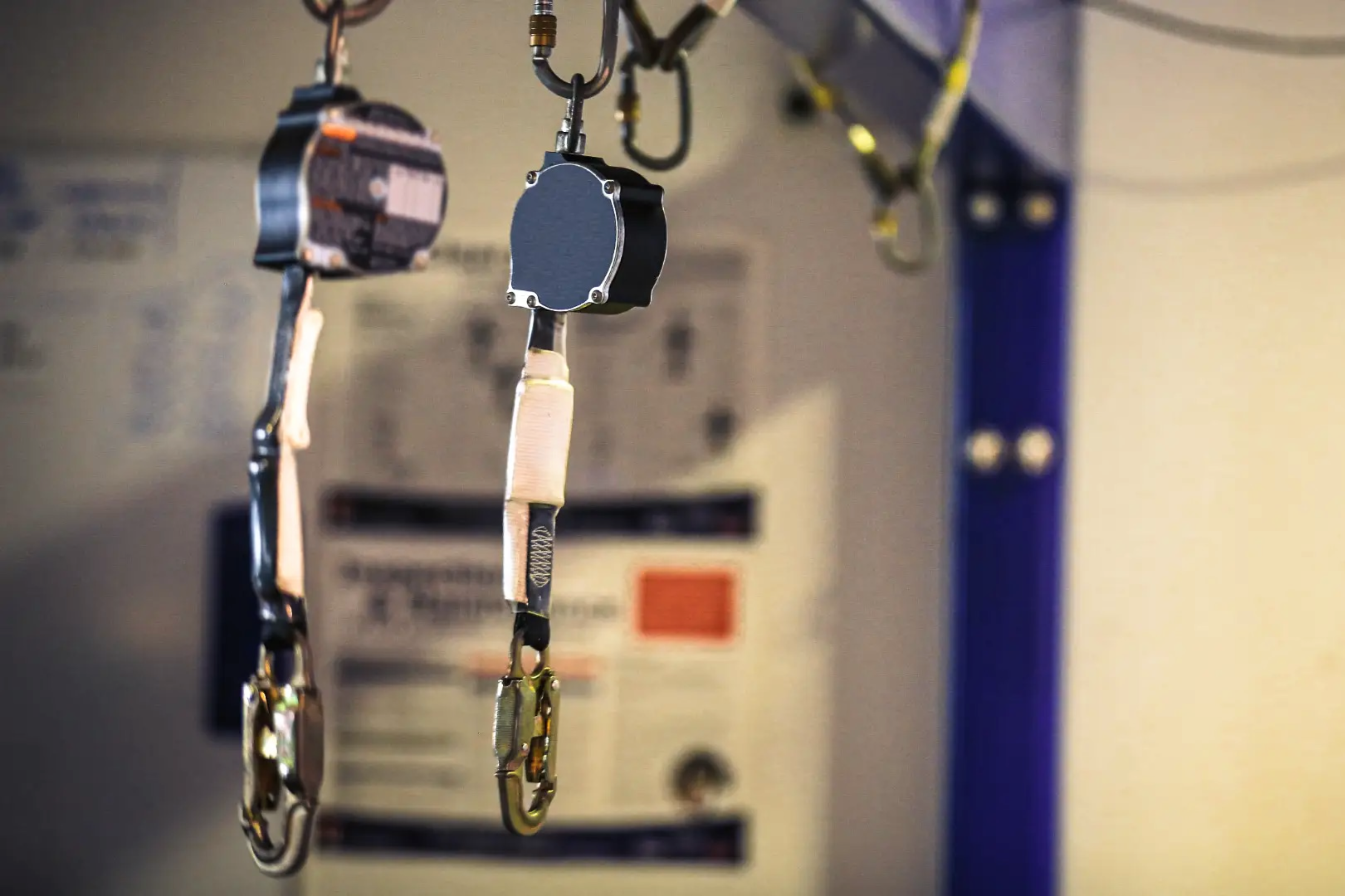 Imagen de dos dispositivos anticaídas retráctiles instalados en una viga.