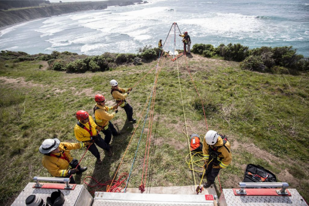 Un grupo de personas preparándose para llevar a cabo un rescate en altura.