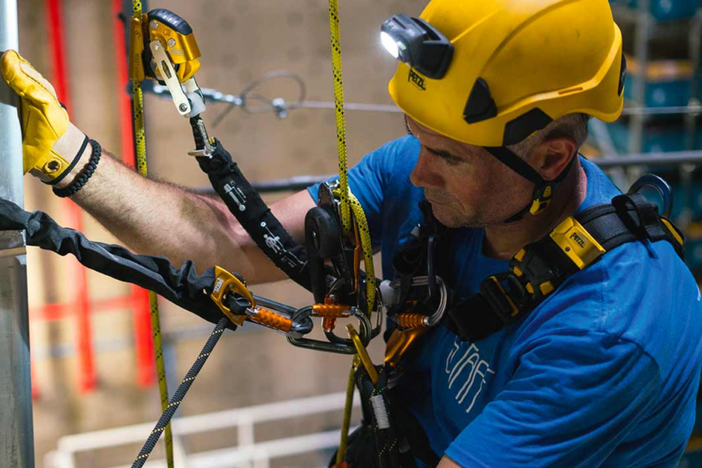 Imagen de una persona realizando trabajos verticales cumpliendo todas las normas.