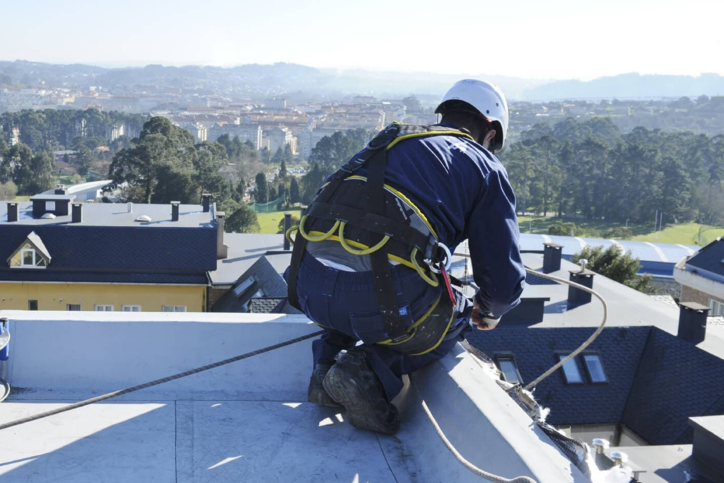 Un operario realizando trabajos en una cubierta.