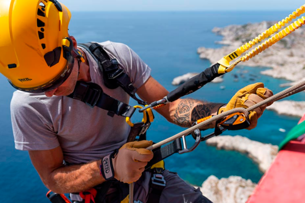 Imagen de un operario realizando trabajos en altura, utilizando un elemento de amarre como elemento de seguridad.