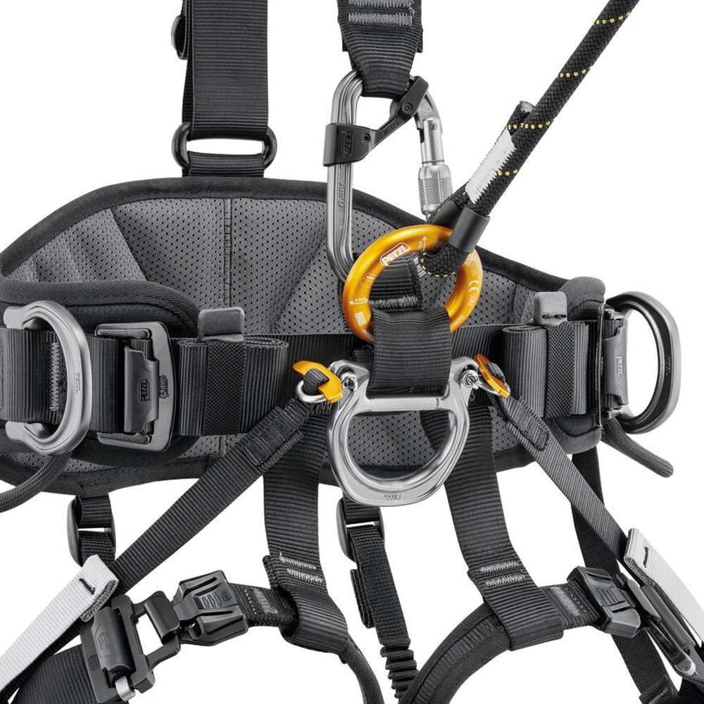 Vista del punto de conexión ventral con trabilla textil y una D metálica del arnés Avao Fast de Petzl.