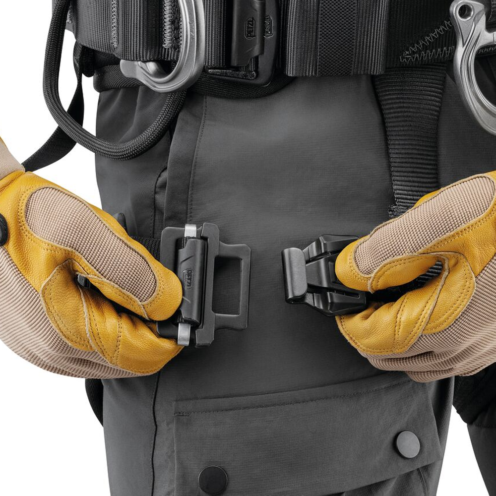 Vista de las hebillas con cierre FAST del arnés Avao Fast de Petzl.