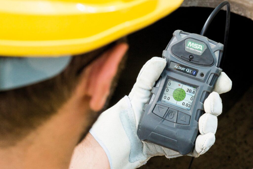 Imagen de un trabajador realizando un análisis de criterios críticos para trabajar en espacios confinados.