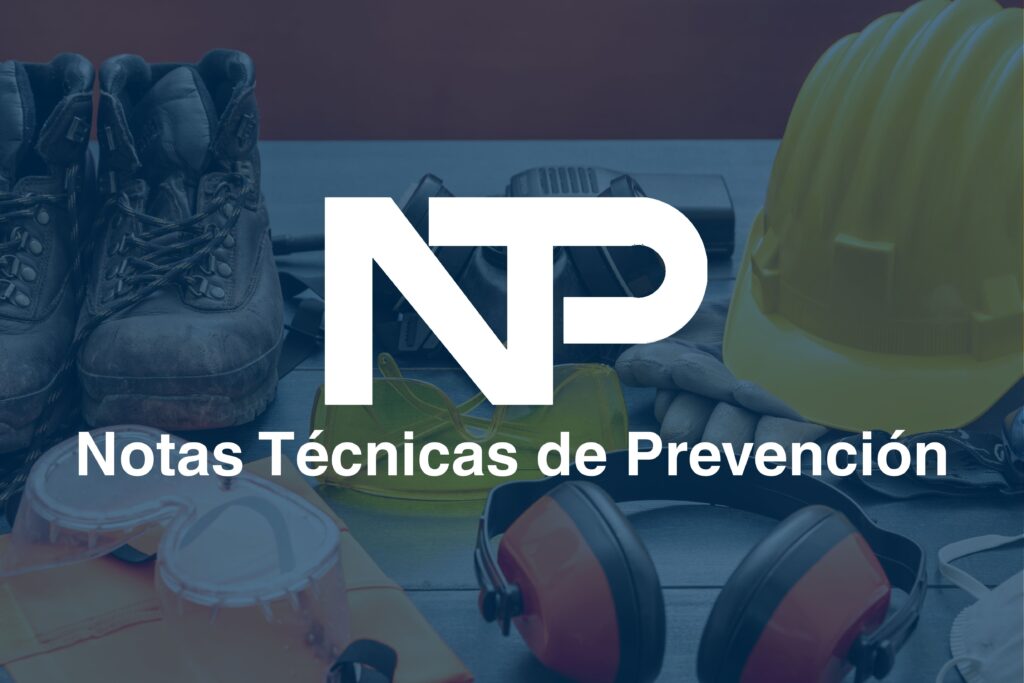 Imagen de fondo de una serie de EPIS como botas, casco, protector auditivo, con el logo en primer plano de Notas Técnicas de Prevención (NTP).